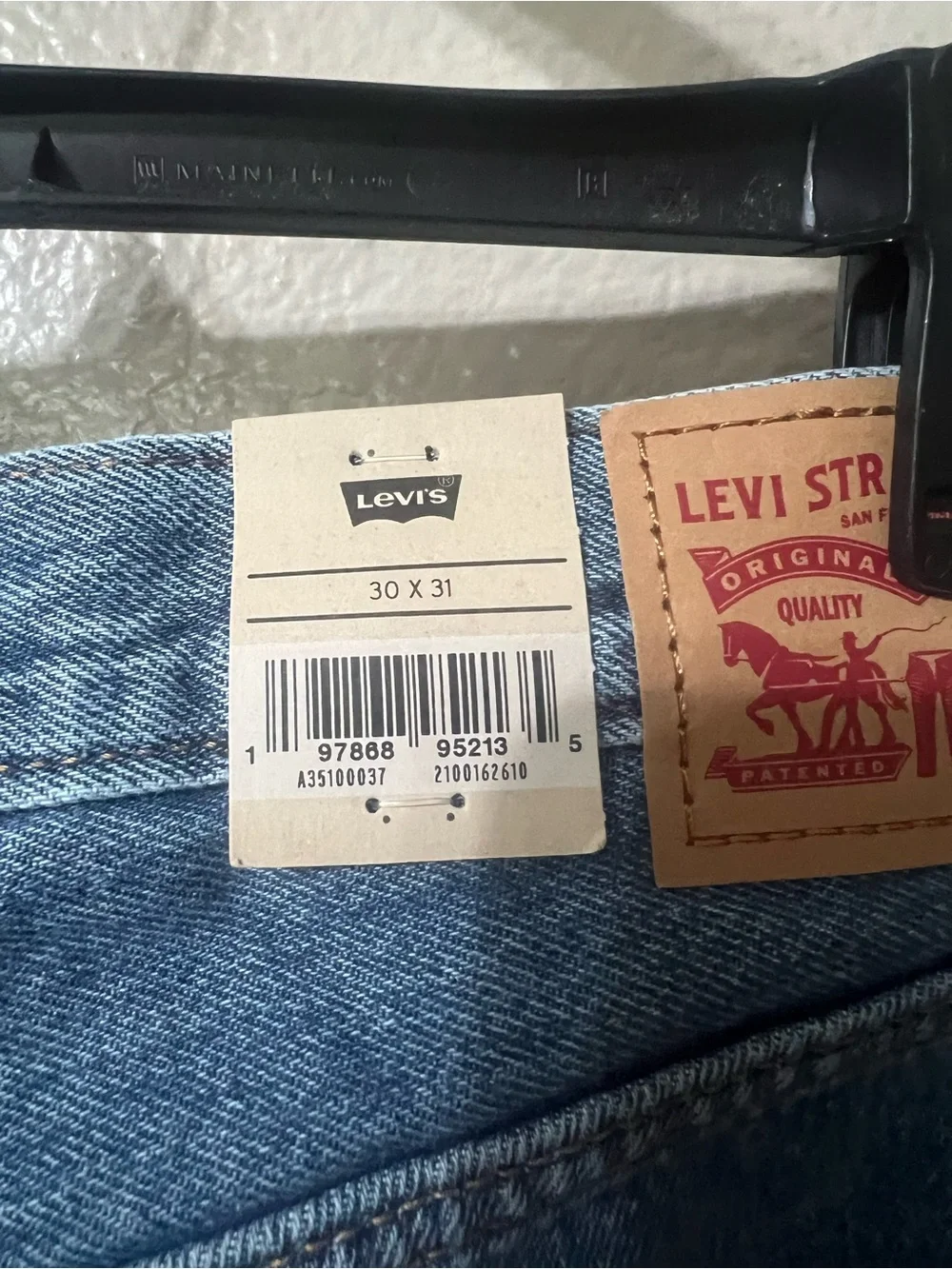 ‘94 baggy women’s Levi’s 30x31. NWT